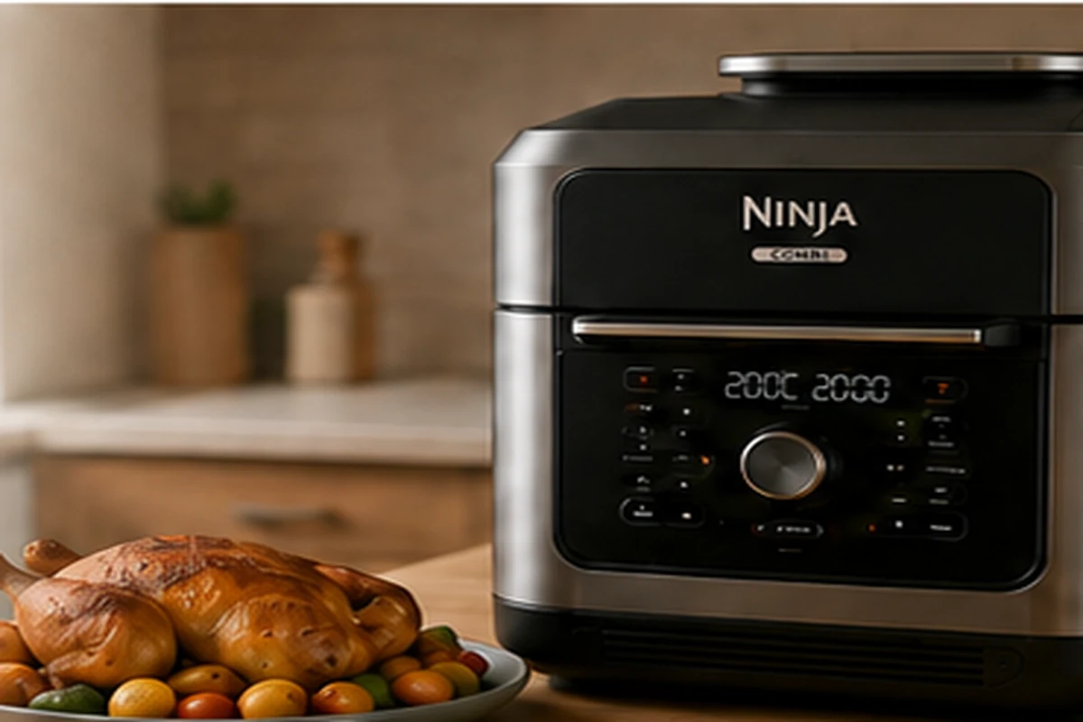 Ninja Combi sur un plan de travail avec un poulet rôti
